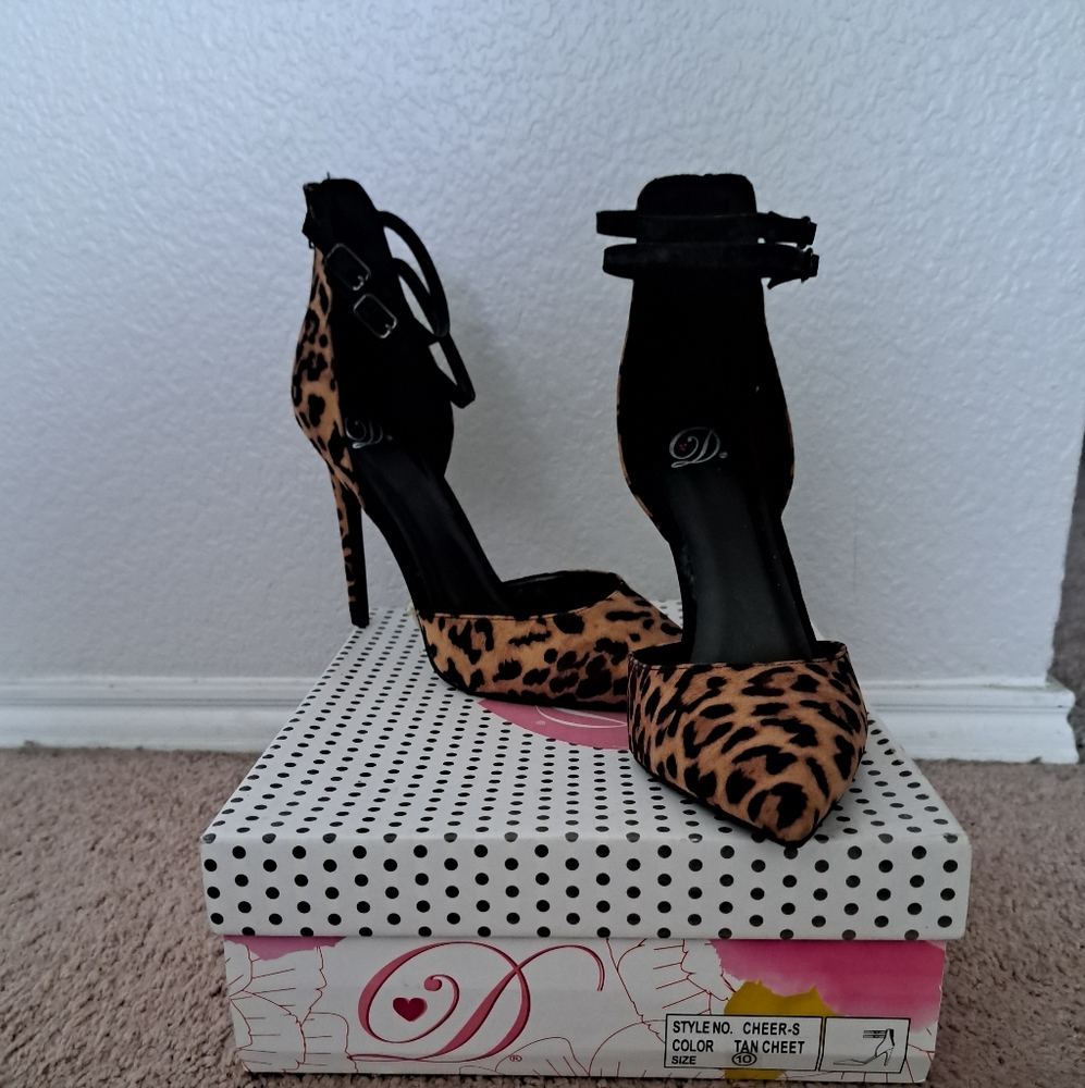 Size 10 Cheater Print stiletto's never been worn.